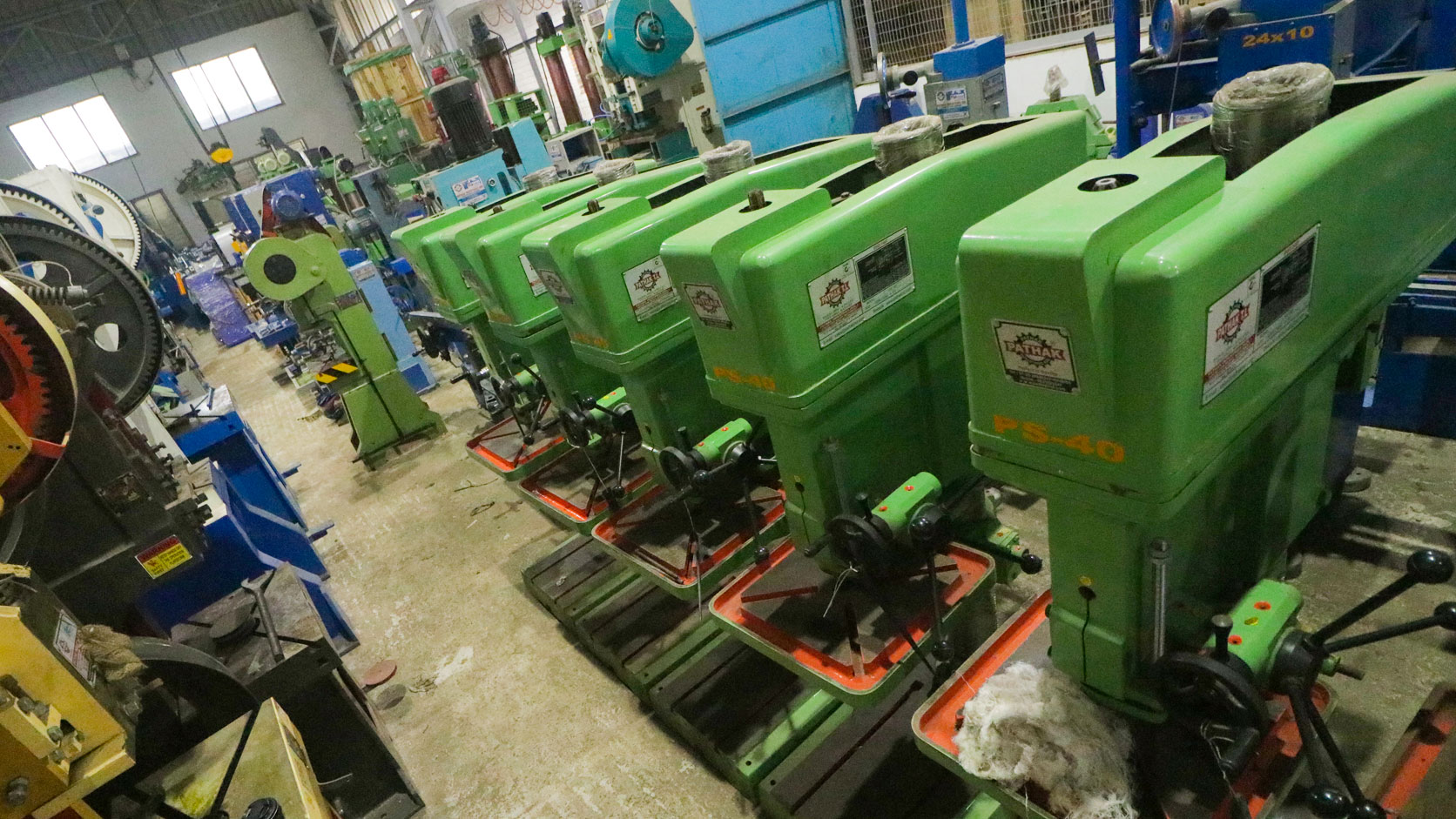 Types and features of drilling machine for large scale operations